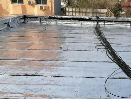 乌兰察布卫生间漏水维修公司分享下乌兰察布屋面楼顶防水刚性防水层施工要点。